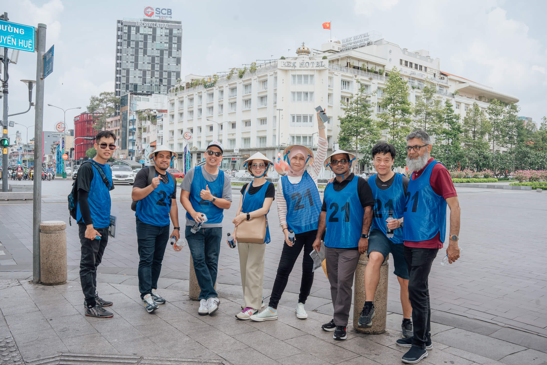 Đội chơi chụp hình trên phố đi bộ Nguyễn Huệ